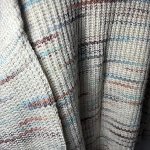 Soft and cozy American Eagle cable knit sweater - colorful and versatile - Picture 3 of 7